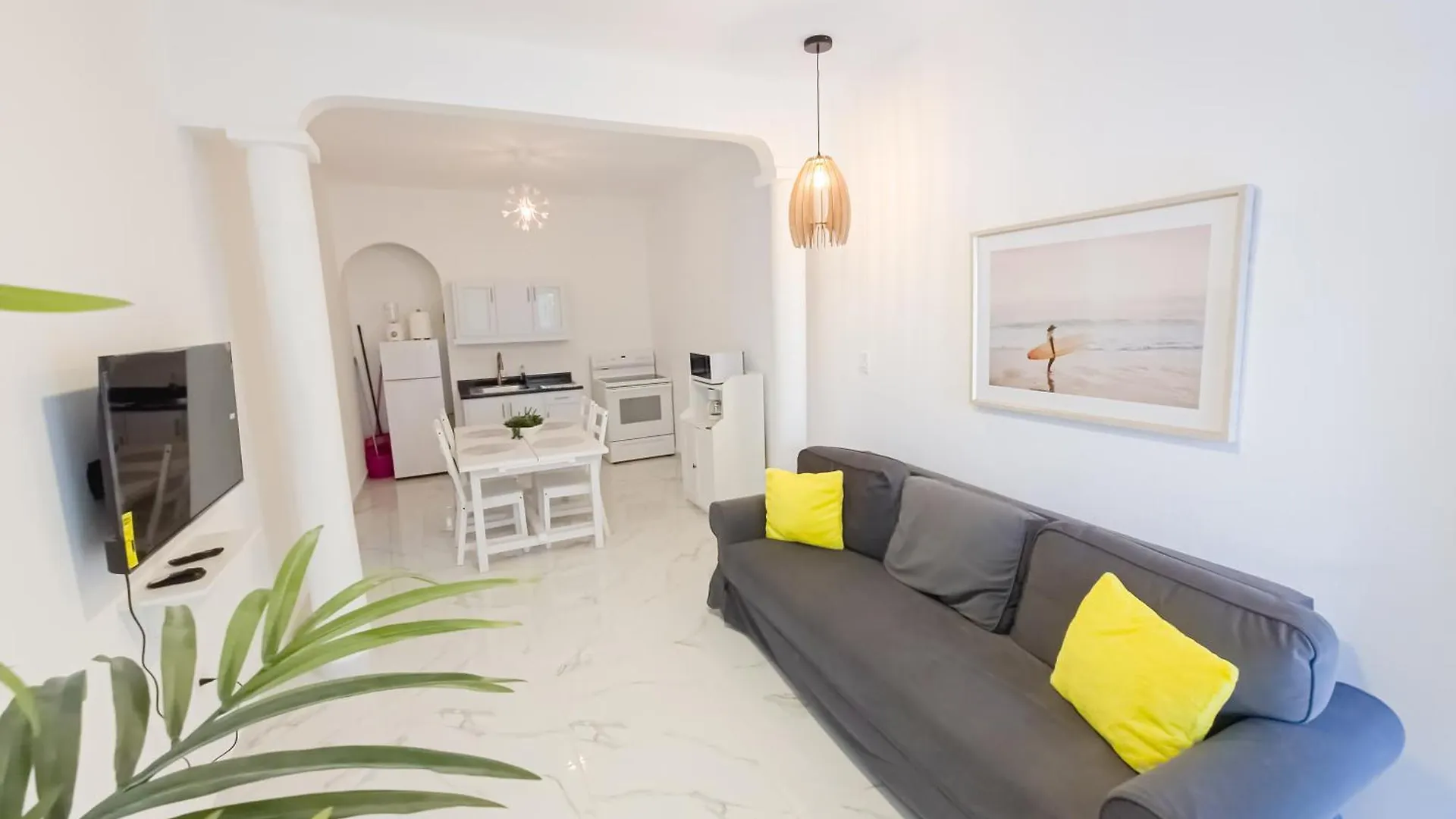 Sunny Guest House Near Beach & Restaurants سان خوان شقة